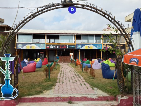 kafe giriş kapımız ve kafemizin dış görünümü